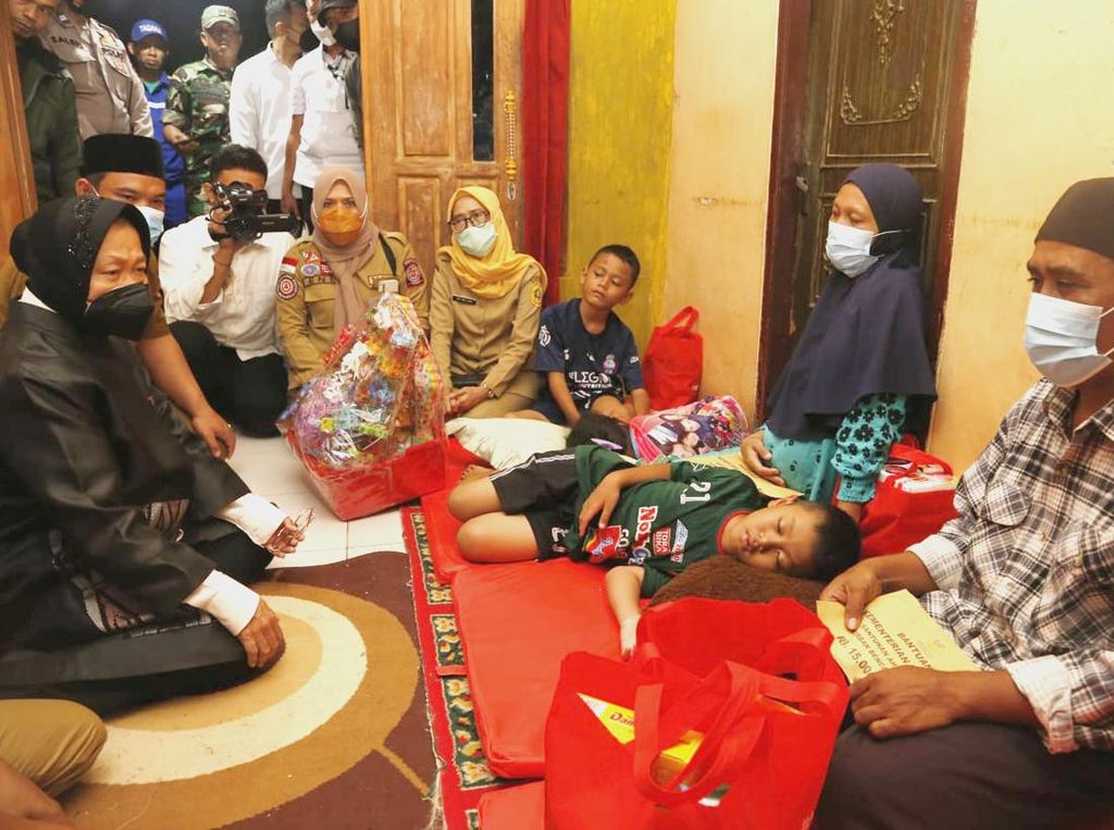 Kunjungi Lokasi Longsor di Bogor, Mensos Siapkan Trauma Healing-Beri Bantuan Kunjungi Lokasi Longsor di Bogor, Mensos Siapkan Trauma Healing-Beri Bantuan
