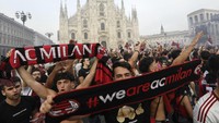 Suasana saat Fan AC Milan memenuhi jalan-jalan di kota Milan. REUTERS/Flavio Lo Scalzo