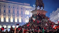 Kerumunan suporter memenuhi jalan-jalan di kota Milan, Italia, pada Minggu (22/5) waktu setempat. Mereka merayakan gelar juara Liga Italia yang diraih AC Milan. REUTERS/Flavio Lo Scalzo