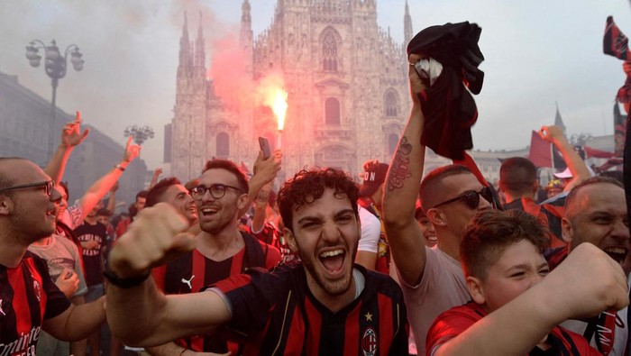 Milanisti Pesta Pora Bikin Kota Milan Merah Membara Soccer Football - AC Milan fans celebrate after winning the Serie A - Milan, Italy - May 22, 2022 AC Milan fans celebrate after winning the Serie A REUTERS/Flavio Lo Scalzo TPX IMAGES OF THE DAY