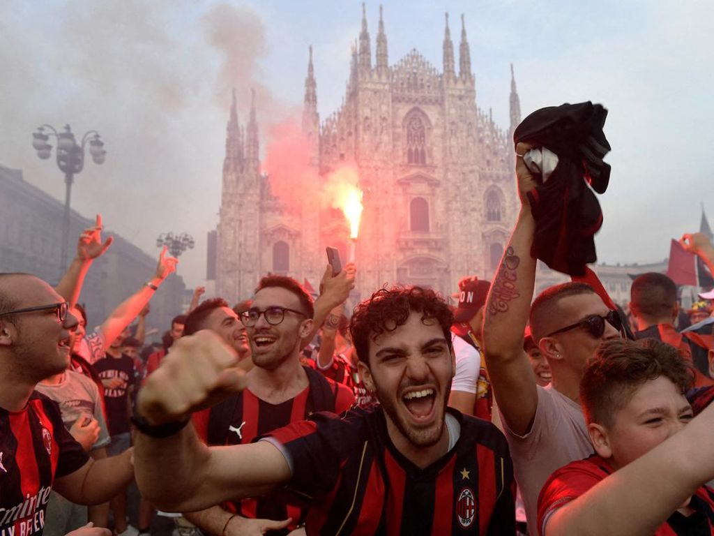 Momen Milanisti Bikin Kota Milan Merah Membara