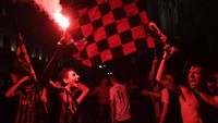 Fan AC Milan atau Milanisti mengibarkan bendera dan menyalakan suar di jalan-jalan kota Milan dalam perayaan juara Serie A. REUTERS/Flavio Lo Scalzo