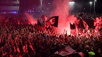 Pemain AC Milan merayakan dengan fans setelah memenangkan Serie A. REUTERS/Daniele Mascolo