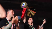 Pemain AC Milan Zlatan Ibrahimovic merayakan dengan trofi dan rekan setimnya setelah memenangkan Serie A. REUTERS/Daniele Mascolo
