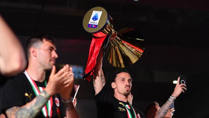Soccer Football - AC Milan players celebrate with fans  after winning the Serie A - Milan, Italy - May 23, 2022 AC Milan fans celebrate after winning the Serie A REUTERS/Daniele Mascolo