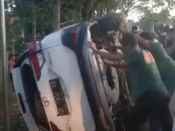 Tabrak Pemotor, Mobil di Muna Diamuk Massa Lalu Dibuang ke Parit