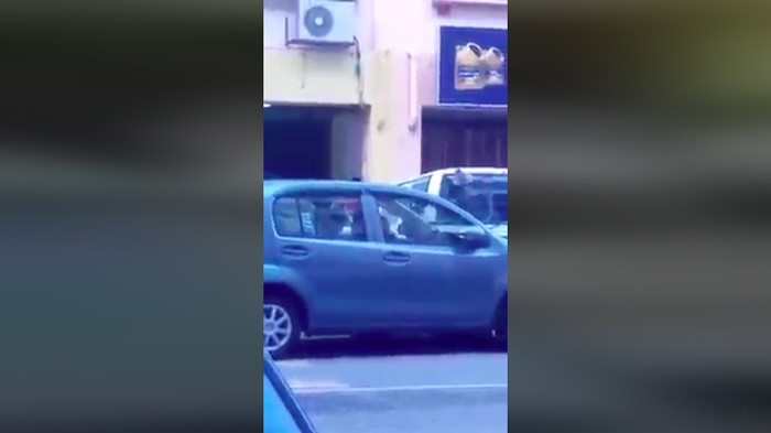 Mobil parkir paralel tapi direm tangan berujung kaca pecah