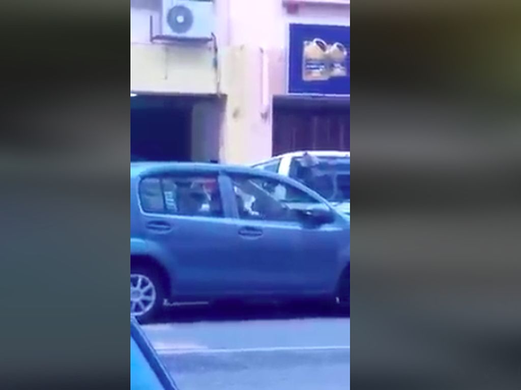 Viral, Wanita Ini Pecahkan Kaca Daihatsu Sirion yang Parkir Paralel tapi Direm Tangan