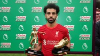 Ekspresi Son kontras dengan Salah saat menerima Sepatu Emas ketiganya di Liga Inggris. Foto: (Getty Images/Julian Finney)