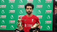 Begini beda ekspresi Salah dan Son dengan Sepatu Emas di tangan. Foto: Olahan (Getty Images)
