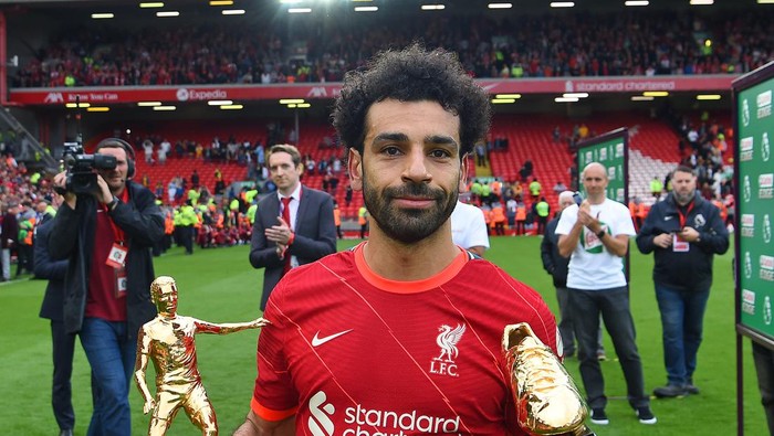 LIVERPOOL, ENGLAND - MAY 22: (THE SUN OUT.THE SUN ON SUNDAY OUT)  Mohamed Salah of Liverpool with the Playmaker and the Golden Boot trophies at the end of the Premier League match between Liverpool and Wolverhampton Wanderers at Anfield on May 22, 2022 in Liverpool, England. (Photo by John Powell/Liverpool FC via Getty Images)