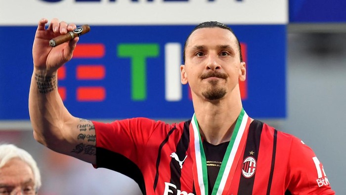 Momen Ibrahimovic Hisap Cerutu Usai AC Milan Juara Soccer Football - Serie A - U.S. Sassuolo v AC Milan - Mapei Stadium - Citta del Tricolore, Reggio Emilia, Italy - May 22, 2022 AC Milan's Zlatan Ibrahimovic celebrates with a cigar after winning the Serie A REUTERS/Daniele Mascolo