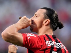 Selebrasi Ibrahimovic: Retakkan Kaca, Hisap Cerutu, Banting Meja