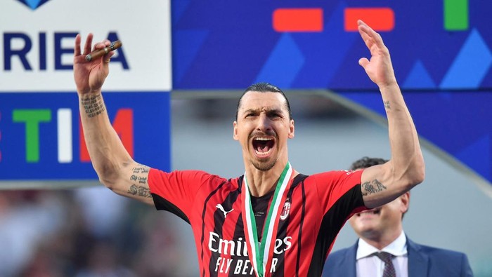 Soccer Football - Serie A - U.S. Sassuolo v AC Milan - Mapei Stadium - Citta del Tricolore, Reggio Emilia, Italy - May 22, 2022 AC Milans Zlatan Ibrahimovic celebrates with a cigar after winning the Serie A REUTERS/Daniele Mascolo
