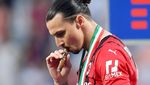 Gaya Ibrahimovic Isap Cerutu Usai AC Milan Juara Liga Italia