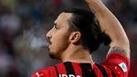 Gaya Ibrahimovic Isap Cerutu Usai AC Milan Juara Liga Italia