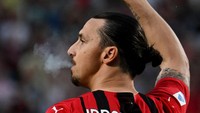 Ibrahimovic mendedikasikan gelar juara untuk mendiang Mino Raiola. Ibra mengaku hasil manis ini pertama kali didapat tanpa sang agennya itu. REUTERS/Alberto Lingria