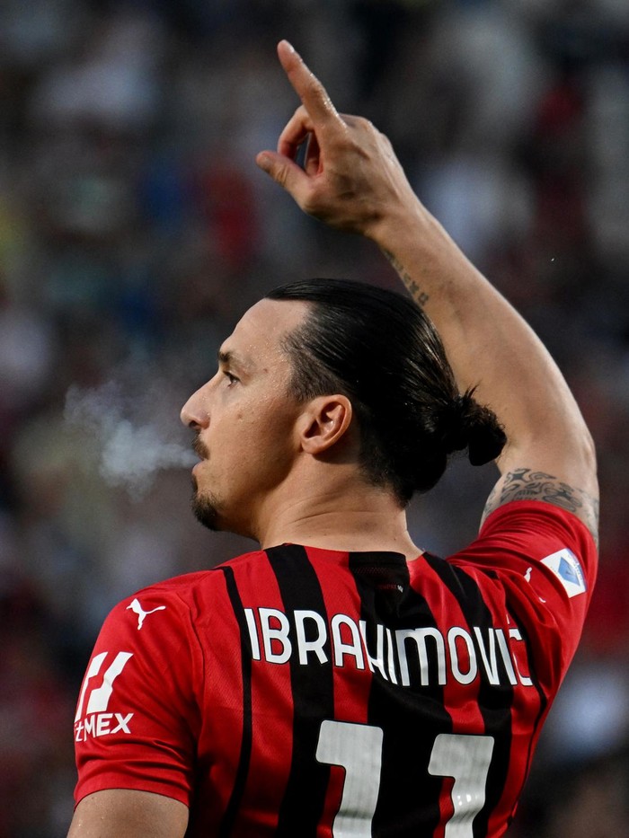 Momen Ibrahimovic Hisap Cerutu Usai AC Milan Juara Soccer Football - Serie A - U.S. Sassuolo v AC Milan - Mapei Stadium - Citta del Tricolore, Reggio Emilia, Italy - May 22, 2022 AC Milan's Zlatan Ibrahimovic celebrates after winning the Serie A REUTERS/Alberto Lingria