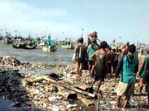 Satu ABK Kapal Nelayan Lamongan yang Tenggelam Ditemukan Satu ABK Kapal Nelayan Lamongan yang Tenggelam Ditemukan