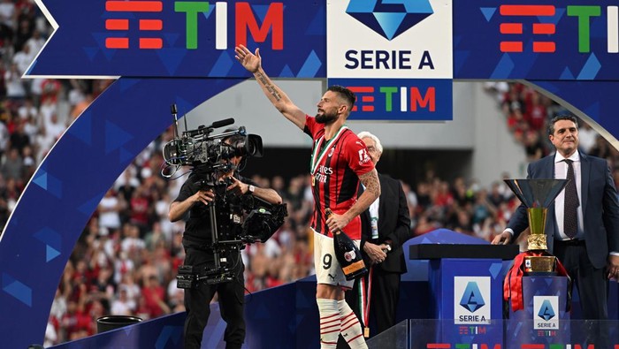 REGGIO NELLEMILIA, ITALY - MAY 22: Olivier Giroud of AC Milan celebrates after their side finished the season as Serie A champions during the Serie A match between US Sassuolo and AC Milan at Mapei Stadium - Citta del Tricolore on May 22, 2022 in Reggio nellEmilia, Italy. (Photo by Chris Ricco/Getty Images)