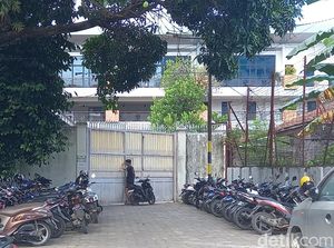 Turun Tangan Pemkot Makassar Bongkar Pagar Toko Agung yang Tutup Akses Warga