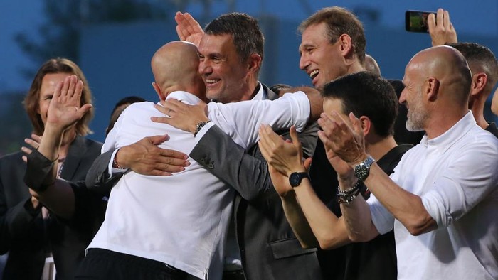 REGGIO NELLEMILIA, ITALY - MAY 22: Stefano Pioli Head coach of AC Milan embraces Paolo Maldini AC Milan First Team Technical Director as he makes his way to the podium for the trophy presentation following the Serie A match between US Sassuolo and AC Milan at Mapei Stadium - Citta del Tricolore on May 22, 2022 in Reggio nellEmilia, Italy. (Photo by Jonathan Moscrop/Getty Images)