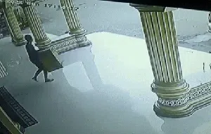 Aksi Pencuri Gondol Kotak Amal Masjid Pake Mobil di Subang