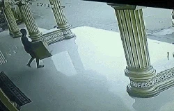 Aksi Pencuri Gondol Kotak Amal Masjid Pake Mobil di Subang