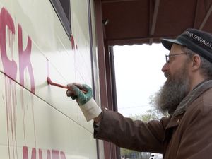 Daftar Kota Ukraina yang Diinvasi Moskow Tertera di Tembok Supermarket Rusia