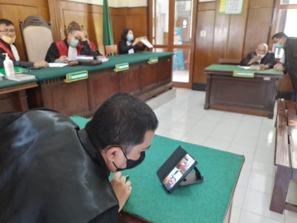 Perawat Jual Obat Bekas Pasien COVID-19 di Surabaya Divonis 16 Bulan Penjara