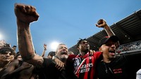 Ini merupakan Scudetto ke-19 bagi Milan dan sekaligus merebutnya dari rival satu kota. REUTERS/Alberto Lingria