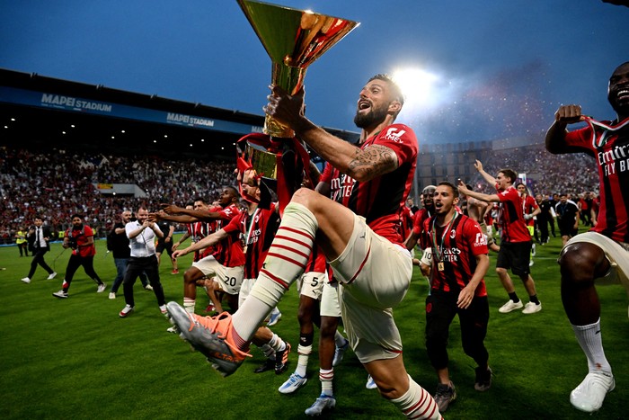Pesta Kemenangan AC Milan Usai Raih Scudetto Ke-19 Soccer Football - Serie A - U.S. Sassuolo v AC Milan - Mapei Stadium - Citta del Tricolore, Reggio Emilia, Italy - May 22, 2022 AC Milan's Zlatan Ibrahimovic celebrates ahead of the trophy lift after winning the Serie A REUTERS/Daniele Mascolo