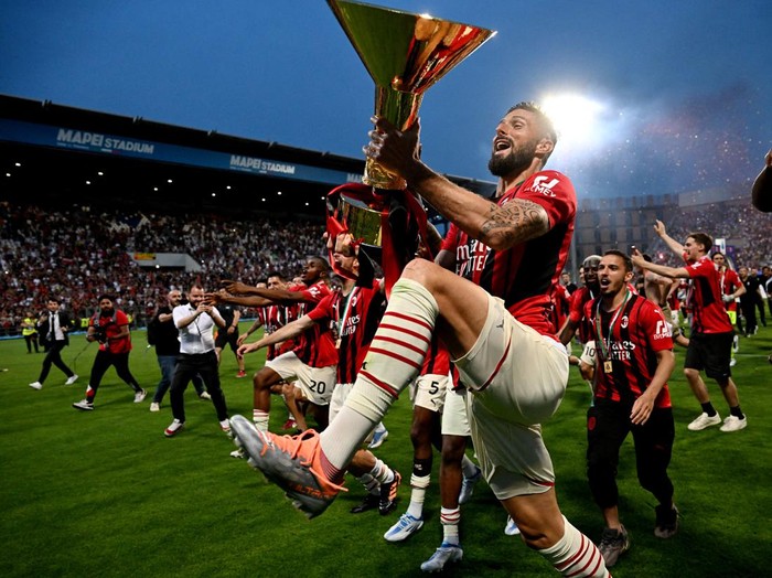 Soccer Football - Serie A - U.S. Sassuolo v AC Milan - Mapei Stadium - Citta del Tricolore, Reggio Emilia, Italy - May 22, 2022 AC Milan's Zlatan Ibrahimovic celebrates ahead of the trophy lift after winning the Serie A REUTERS/Daniele Mascolo