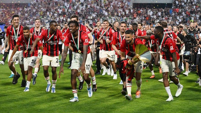 Pesta Kemenangan AC Milan Usai Raih Scudetto Ke-19 Soccer Football - Serie A - U.S. Sassuolo v AC Milan - Mapei Stadium - Citta del Tricolore, Reggio Emilia, Italy - May 22, 2022 AC Milan's Zlatan Ibrahimovic celebrates ahead of the trophy lift after winning the Serie A REUTERS/Daniele Mascolo