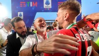 Stefano Pioli melakukan selebrasi bersama Samu Castillejo usai menjuarai Serie A. REUTERS/Daniele Mascolo