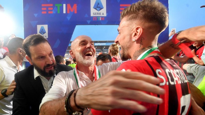 Pesta Kemenangan AC Milan Usai Raih Scudetto Ke-19 Soccer Football - Serie A - U.S. Sassuolo v AC Milan - Mapei Stadium - Citta del Tricolore, Reggio Emilia, Italy - May 22, 2022 AC Milan's Zlatan Ibrahimovic celebrates ahead of the trophy lift after winning the Serie A REUTERS/Daniele Mascolo