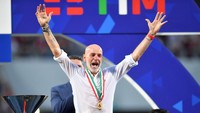 Pelatih AC Milan Stefano Pioli melakukan selebrasi usai menjuarai Serie A. REUTERS/Daniele Mascolo