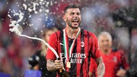 Pemain AC Milan Theo Hernandez melakukan selebrasi usai menjuarai Serie A REUTERS/Daniele Mascolo