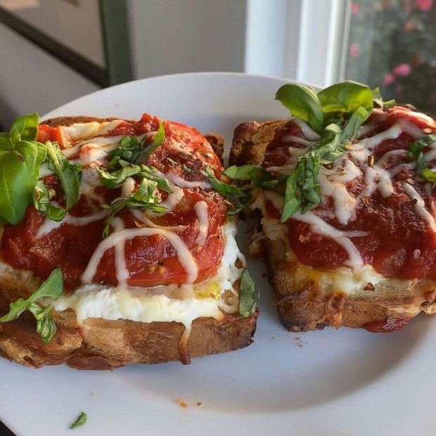 Pizza toast ala Hailey Bieber