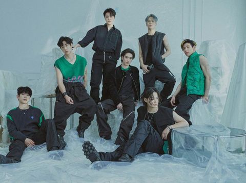 Potret GOT7 dalam foto konsep bertajuk Picking Up untuk album terbaru
