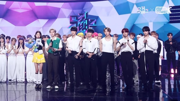 Potret para idol berkumpul selama pengumuman pemenang di Music Bank