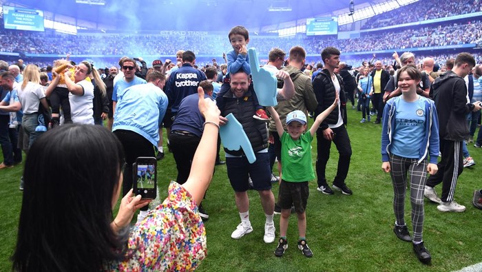 Keberhasilan Manchester City raih gelar juara Liga Inggris 2021/2022 tak hanya dirayakan pemain-pelatih. Para penggemar Man City ikut berpesta di Etihad Stadium