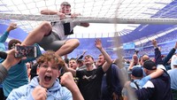Tak sedikit penggemar yang memanjat gawang saat berpesta di Etihad Stadium. (Photo by Stu Forster/Getty Images).