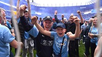 Seperti diketahui, Manchester City meraih gelar juara Liga Inggris 2021/2022 secara dramatis. Sempat tertinggal dua gol, The Citizens comeback menang 3-2. (Photo by Stu Forster/Getty Images).