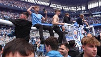 Man City memastikan merah gelar Liga Inggris usai menang dramatis 3-2 atas Aston Villa di Etihad Stadium, Minggu (22/5/2022) malam WIB. Pada laga ini, Man City tertinggal 0-2 lebih dulu akibat gol dari Matty Cash (menit ke-37) dan Philippe Coutinho (menit ke-69). Saat Man City ketinggalan, Liverpool sedang bermain imbang 1-1 dengan Wolverhampton Wanderers di Anfield. (Photo by Stu Forster/Getty Images)