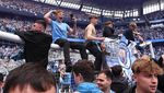 Potret Pesta Juara Manchester City, Fans Serbu Lapangan-Panjat Gawang