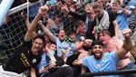 Potret Pesta Juara Manchester City, Fans Serbu Lapangan-Panjat Gawang