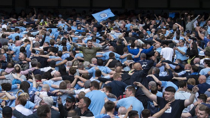 Keberhasilan Manchester City raih gelar juara Liga Inggris 2021/2022 tak hanya dirayakan pemain-pelatih. Para penggemar Man City ikut berpesta di Etihad Stadium