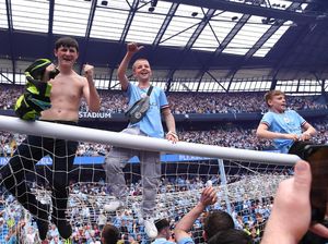 Potret Pesta Juara Manchester City, Fans Serbu Lapangan-Panjat Gawang