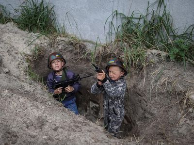 Invasi Rusia Bikin Anak-anak Ukraina Main Perang-perangan